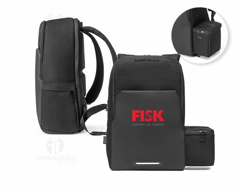 Mochila 2 em 1 preta de couro, com compartimentos para dispositivos eletrônicos, como câmera, projetor e computador. Inclui adaptador, cabos e carregador. Ideal para uso profissional e pessoal, com design moderno e elegante.