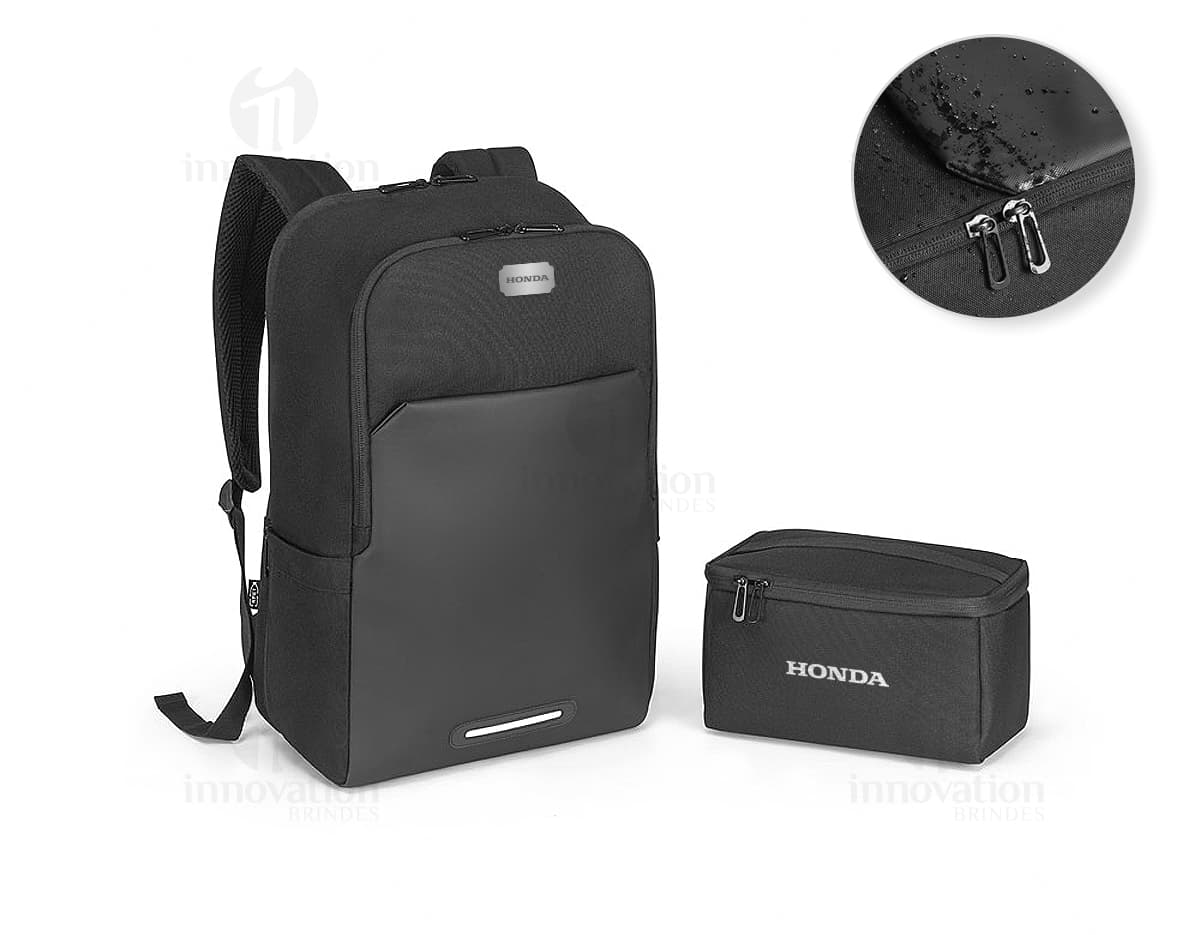 Mochila 2 em 1 preta de couro, com compartimentos para dispositivos eletrônicos, como câmera, projetor e computador. Inclui adaptador, cabos e carregador. Ideal para uso profissional e pessoal, com design moderno e elegante.