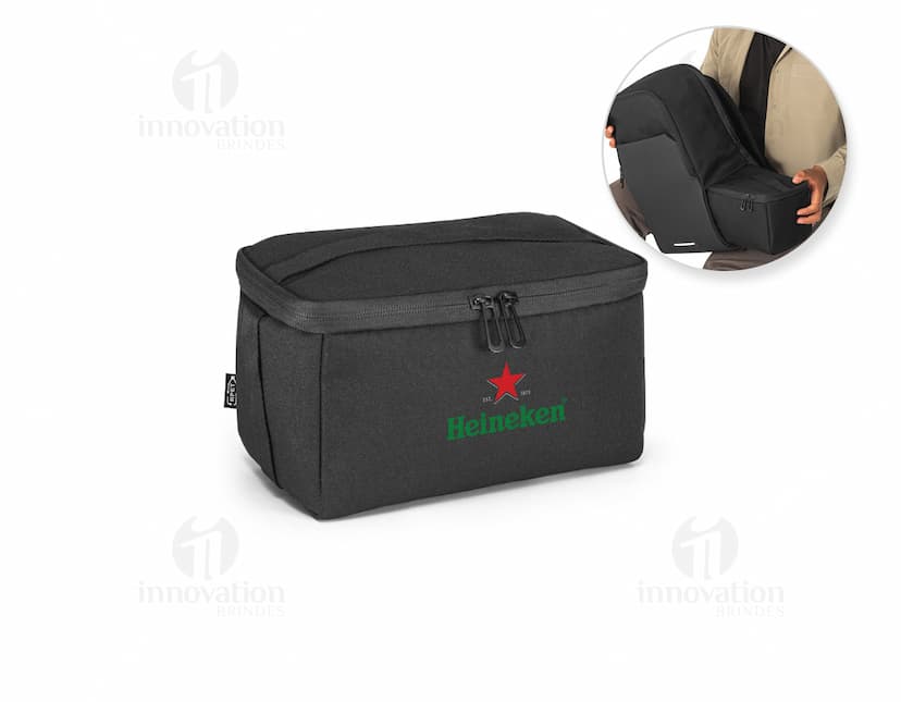 Mochila 2 em 1 preta de couro, com compartimentos para dispositivos eletrônicos, como câmera, projetor e computador. Inclui adaptador, cabos e carregador. Ideal para uso profissional e pessoal, com design moderno e elegante.