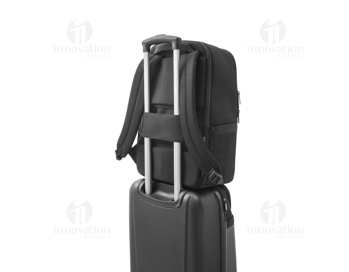 Mochila 2 em 1 preta de couro, com compartimentos para dispositivos eletrônicos, como câmera, projetor e computador. Inclui adaptador, cabos e carregador. Ideal para uso profissional e pessoal, com design moderno e elegante.