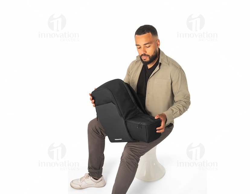 Mochila 2 em 1 preta de couro, com compartimentos para dispositivos eletrônicos, como câmera, projetor e computador. Inclui adaptador, cabos e carregador. Ideal para uso profissional e pessoal, com design moderno e elegante.