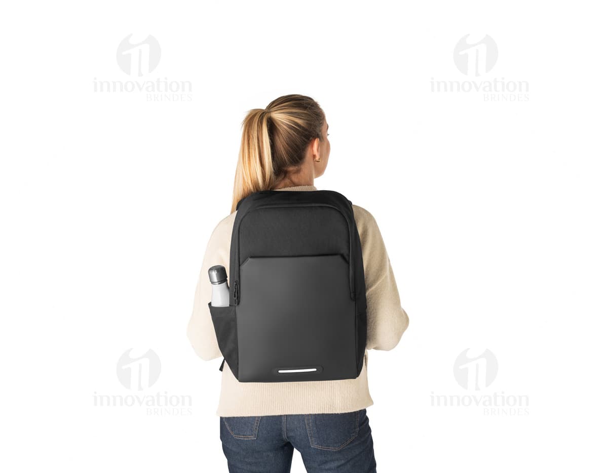 Mochila 2 em 1 preta de couro, com compartimentos para dispositivos eletrônicos, como câmera, projetor e computador. Inclui adaptador, cabos e carregador. Ideal para uso profissional e pessoal, com design moderno e elegante.