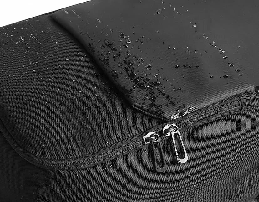 Mochila 2 em 1 preta de couro, com compartimentos para dispositivos eletrônicos, como câmera, projetor e computador. Inclui adaptador, cabos e carregador. Ideal para uso profissional e pessoal, com design moderno e elegante.