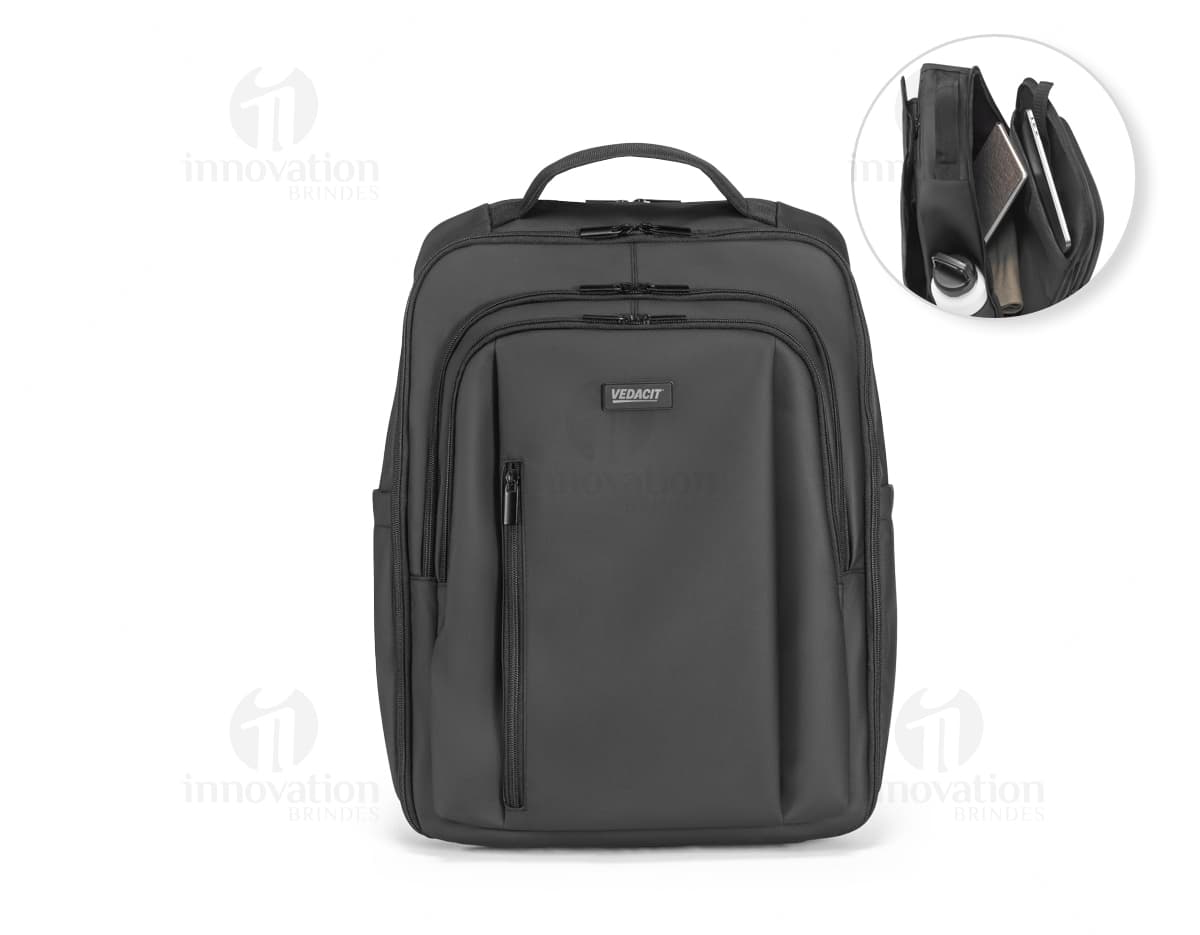 Mochila trolley de couro preto com alça de metal e zíper. Ideal para viagens de negócios e armazenamento de equipamentos tecnológicos e dinheiro. Estilo moderno e elegante.