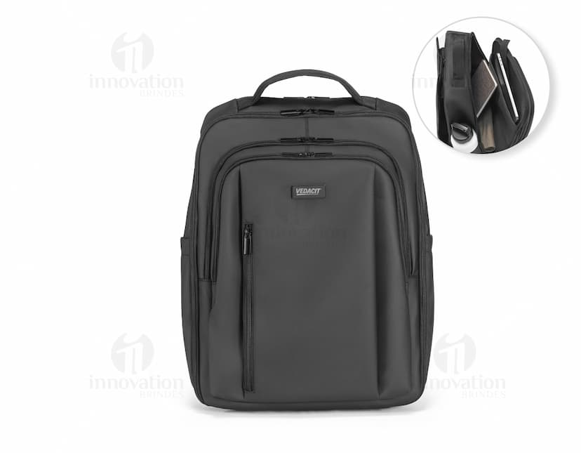 Mochila trolley de couro preto com alça de metal e zíper. Ideal para viagens de negócios e armazenamento de equipamentos tecnológicos e dinheiro. Estilo moderno e elegante.