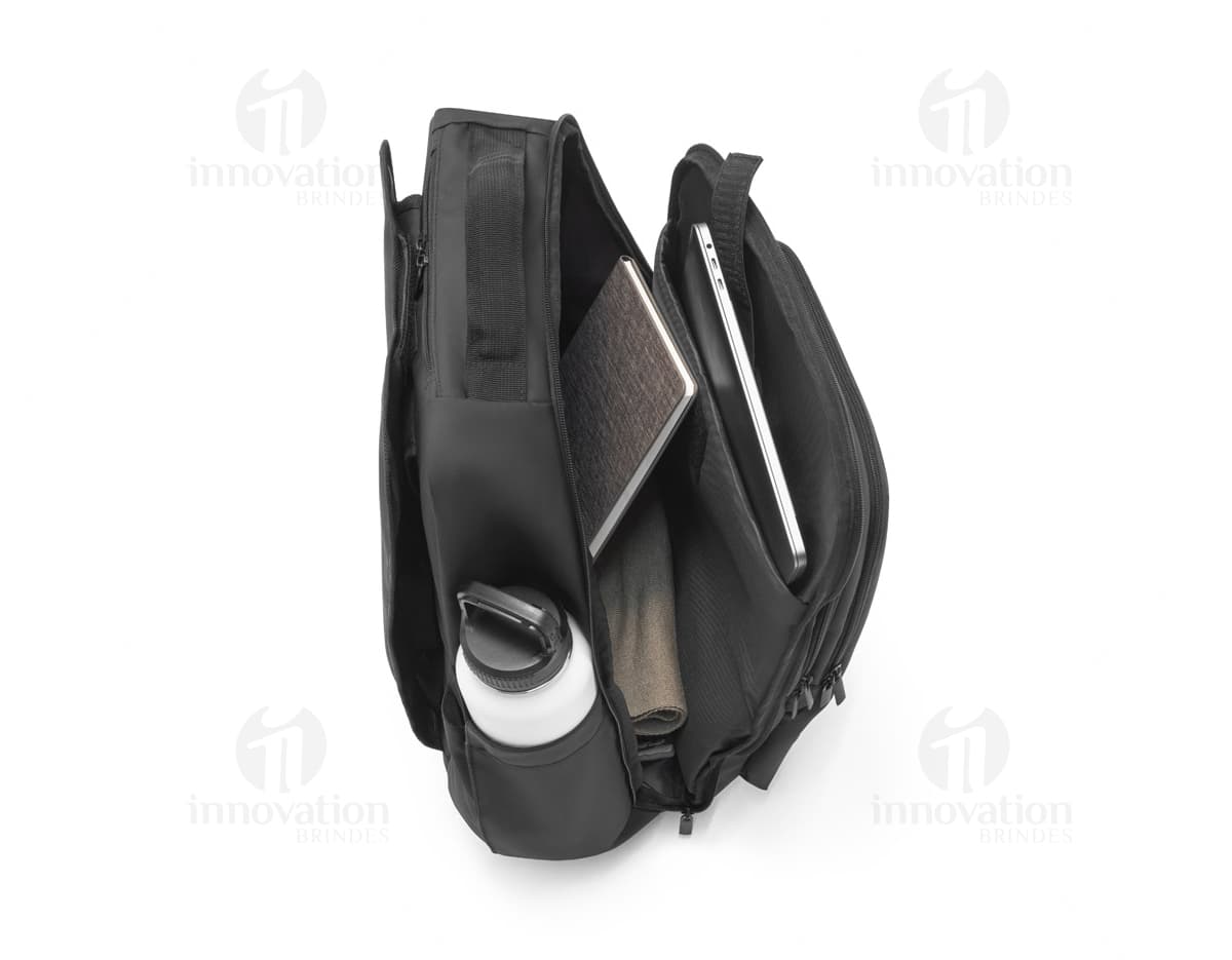Mochila trolley de couro preto com alça de metal e zíper. Ideal para viagens de negócios e armazenamento de equipamentos tecnológicos e dinheiro. Estilo moderno e elegante.