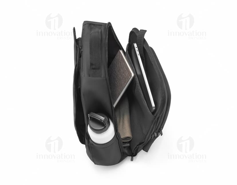 Mochila trolley de couro preto com alça de metal e zíper. Ideal para viagens de negócios e armazenamento de equipamentos tecnológicos e dinheiro. Estilo moderno e elegante.