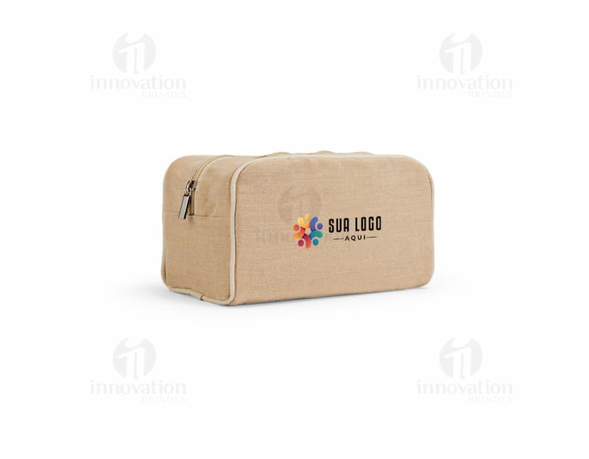 Bolsa de cosméticos marrom e preta, vazia, com fecho de zíper. Ao redor, encontram-se diversos objetos como um carimbo, um dado, uma ferramenta de modelagem, um apontador de lápis, um teclado de computador e uma chave. Há também notas de dinheiro, um cartão de crédito e um saco de compras.