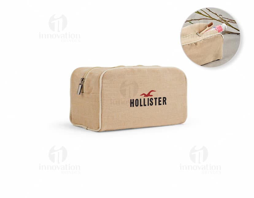 Bolsa de cosméticos marrom e preta, vazia, com fecho de zíper. Ao redor, encontram-se diversos objetos como um carimbo, um dado, uma ferramenta de modelagem, um apontador de lápis, um teclado de computador e uma chave. Há também notas de dinheiro, um cartão de crédito e um saco de compras.