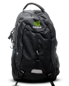 Homem usando mochila de nylon 43 litros em um estúdio. Ele está sorrindo e parece confiante, vestindo um terno preto e uma jaqueta de couro.