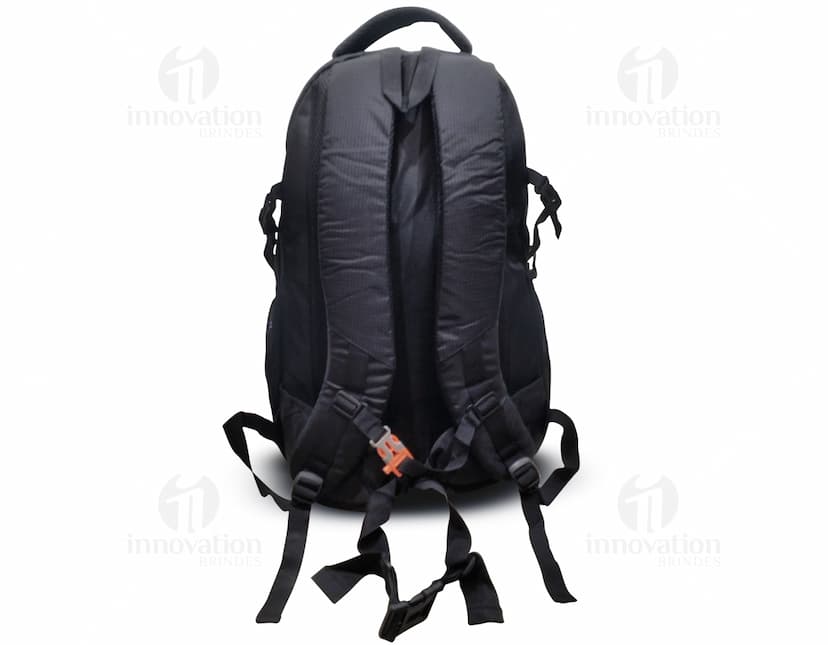 Homem usando mochila de nylon 43 litros em um estúdio. Ele está sorrindo e parece confiante, vestindo um terno preto e uma jaqueta de couro.
