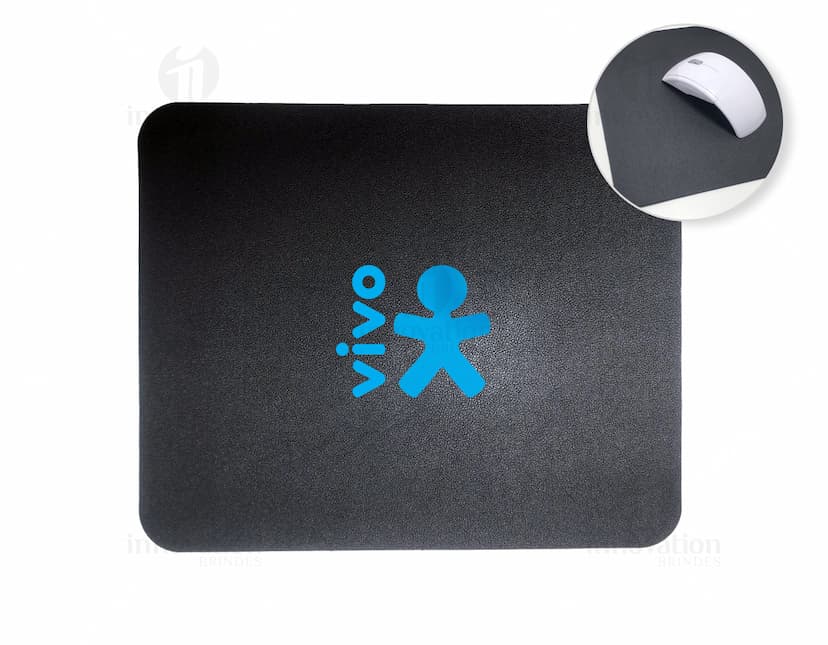 Mouse Pad em Couro Sintético - Acessório de escritório elegante e funcional para seu espaço de trabalho. Proteja sua mesa com estilo e mantenha seu mouse sempre deslizando suavemente. Ideal para garantir conforto e praticidade no dia a dia. Adquira já o seu!