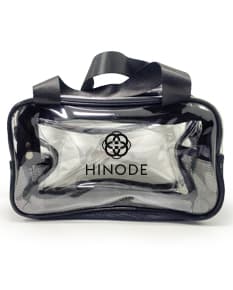 Nécessaire PVC preto, moderno e elegante, ideal para guardar acessórios e equipamentos de viagem, como itens de saúde e dinheiro. Possui alça ajustável e fecho em zíper, sendo um item prático e funcional para o dia a dia.