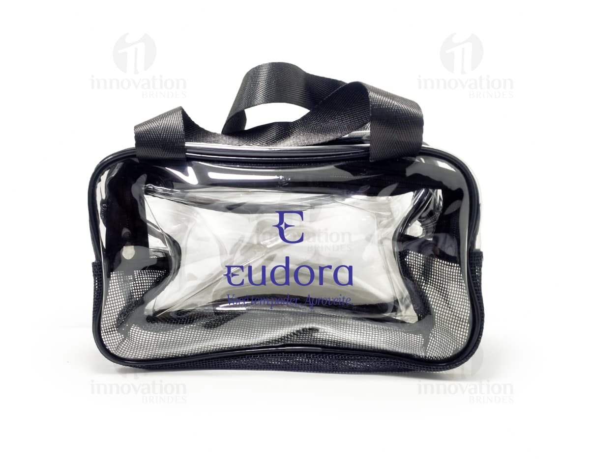Nécessaire PVC preto, moderno e elegante, ideal para guardar acessórios e equipamentos de viagem, como itens de saúde e dinheiro. Possui alça ajustável e fecho em zíper, sendo um item prático e funcional para o dia a dia.