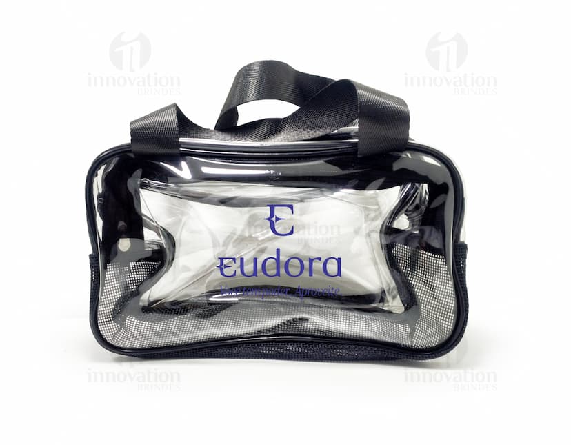Nécessaire PVC preto, moderno e elegante, ideal para guardar acessórios e equipamentos de viagem, como itens de saúde e dinheiro. Possui alça ajustável e fecho em zíper, sendo um item prático e funcional para o dia a dia.