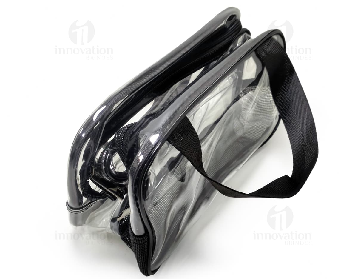 Nécessaire PVC preto, moderno e elegante, ideal para guardar acessórios e equipamentos de viagem, como itens de saúde e dinheiro. Possui alça ajustável e fecho em zíper, sendo um item prático e funcional para o dia a dia.