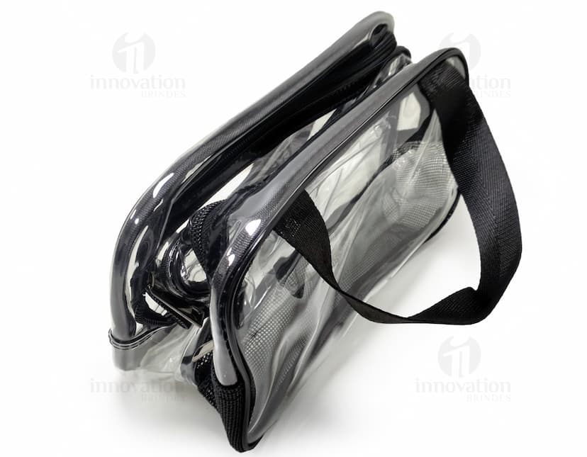 Nécessaire PVC preto, moderno e elegante, ideal para guardar acessórios e equipamentos de viagem, como itens de saúde e dinheiro. Possui alça ajustável e fecho em zíper, sendo um item prático e funcional para o dia a dia.