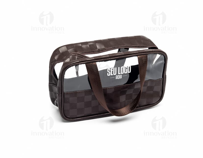 Necessaire PVC impermeável preta elegante para viagem e cuidados pessoais. Ideal para armazenar seus acessórios de forma segura e organizada. Com design moderno, zipper resistente e alça prática. A solução perfeita para manter seus objetos protegidos. Garanta já a sua!