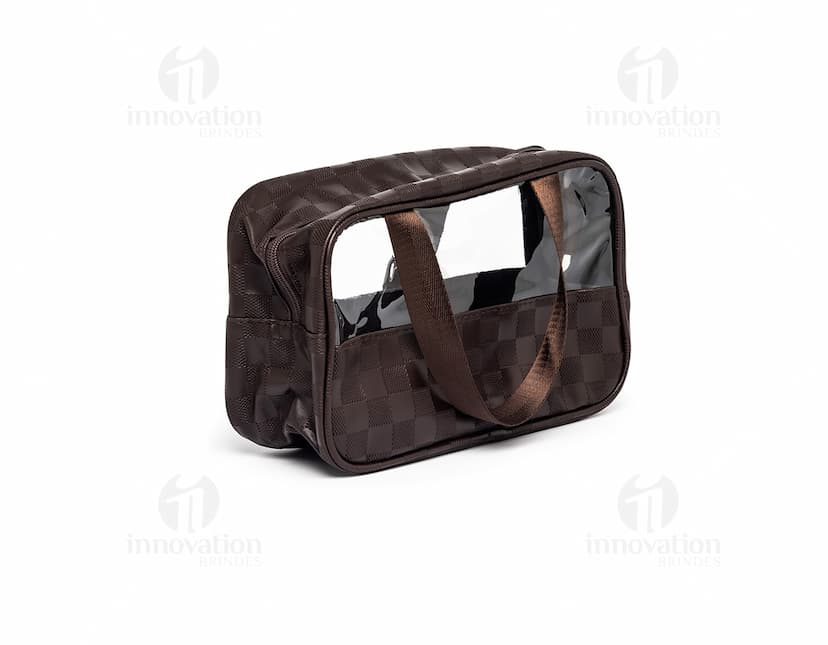 Necessaire PVC Impermeável - Acessório moderno e elegante para viagens. Proteja seus objetos pessoais com estilo e praticidade. Com design em preto brilhante, zipper resistente e alça para transporte. Ideal para cuidar dos seus pertences com luxo e sofisticação. Adquira já o seu! #necessaire #acessório #viagem #estilo #praticidade #luxo
