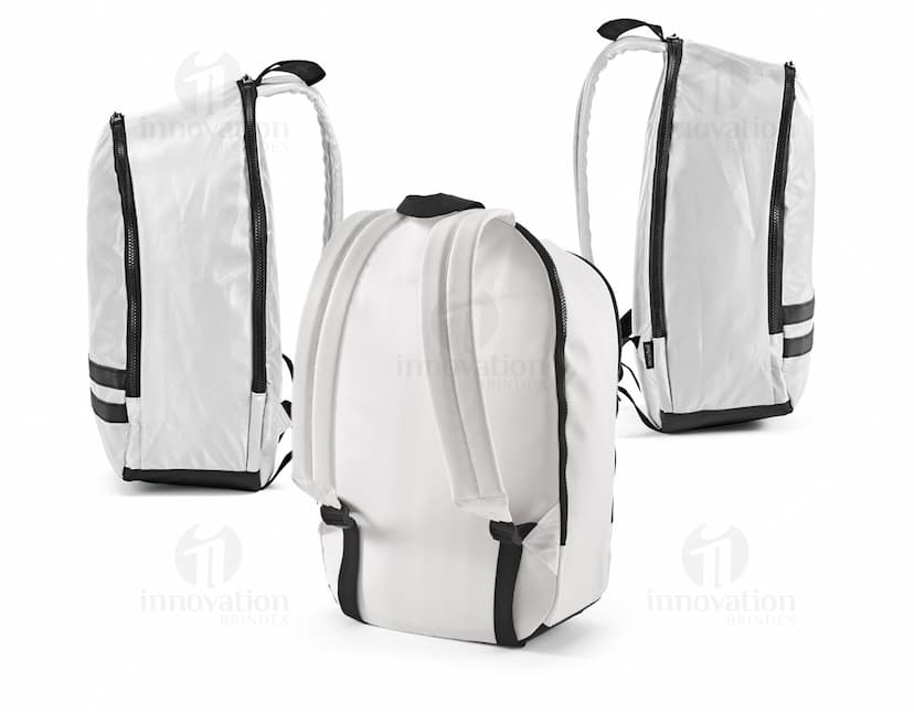 Mochila em 290T preta de couro, com alças de nylon e fecho de zíper. Ideal para viagens, esportes e uso casual. Perfeita para carregar objetos pessoais e equipamentos.
