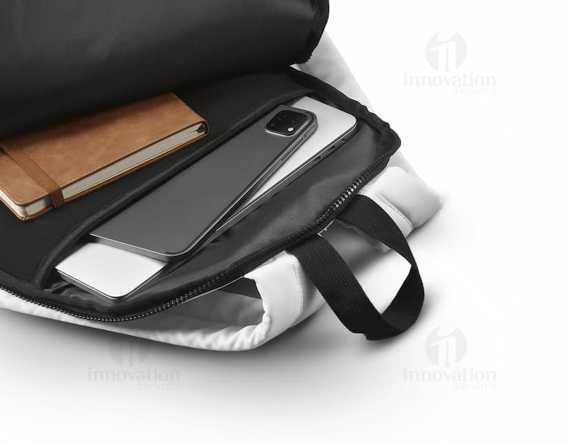 Mochila em 290T preta de couro, com alças de nylon e fecho de zíper. Ideal para viagens, esportes e uso casual. Perfeita para carregar objetos pessoais e equipamentos.