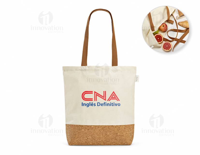 Sacola de compras feita de 70% algodão reciclado, com textura marrom de juta, vazia e sem ninguém perto. Na sacola há pão, embalado em papel, com uma etiqueta em branco presa ao cabo. A sacola está em uma loja de alimentos, decorada com uma fita amarela e um cartão de presente.