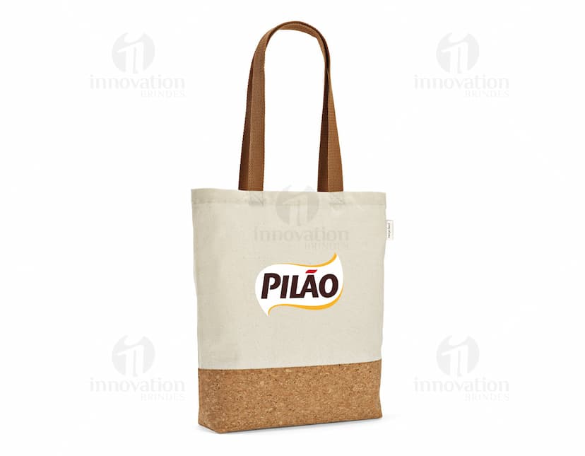Sacola de compras feita de 70% algodão reciclado, com textura marrom de juta, vazia e sem ninguém perto. Na sacola há pão, embalado em papel, com uma etiqueta em branco presa ao cabo. A sacola está em uma loja de alimentos, decorada com uma fita amarela e um cartão de presente.