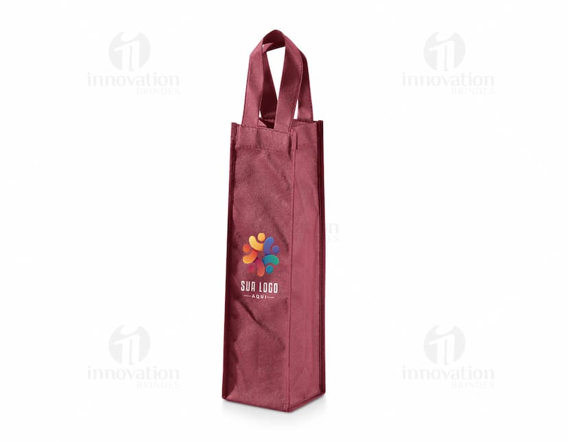 Sacola para 1 garrafa em non-woven: a solução prática e elegante para transportar sua bebida com segurança. Feita em material resistente e com design moderno, ideal para presentear ou usar em eventos especiais. Adquira já a sua!