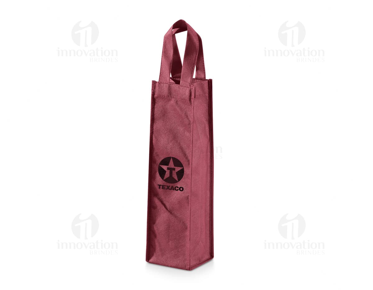 Sacola para 1 garrafa em non-woven - Perfeita para presentes e brindes! Com design moderno e elegante, esta sacola é ideal para transportar e presentear uma garrafa com estilo. Feita em material resistente e durável, é a opção ideal para embalagens de brindes corporativos ou lembranças especiais. Adquira já a sua e surpreenda com essa embalagem única e prática.