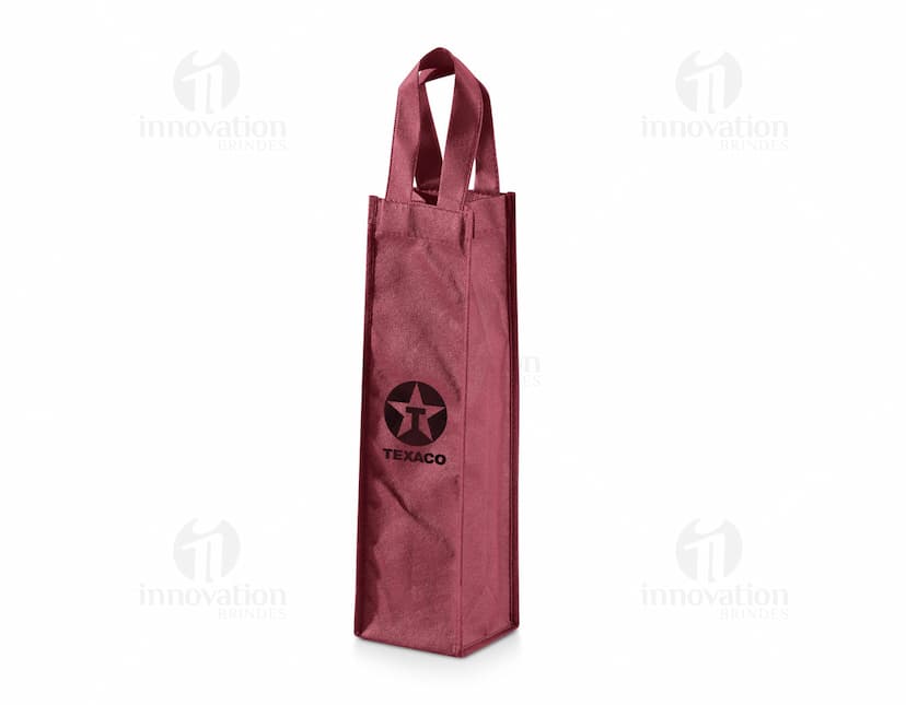 Sacola para 1 garrafa em non-woven - Perfeita para presentes e brindes! Com design moderno e elegante, esta sacola é ideal para transportar e presentear uma garrafa com estilo. Feita em material resistente e durável, é a opção ideal para embalagens de brindes corporativos ou lembranças especiais. Adquira já a sua e surpreenda com essa embalagem única e prática.