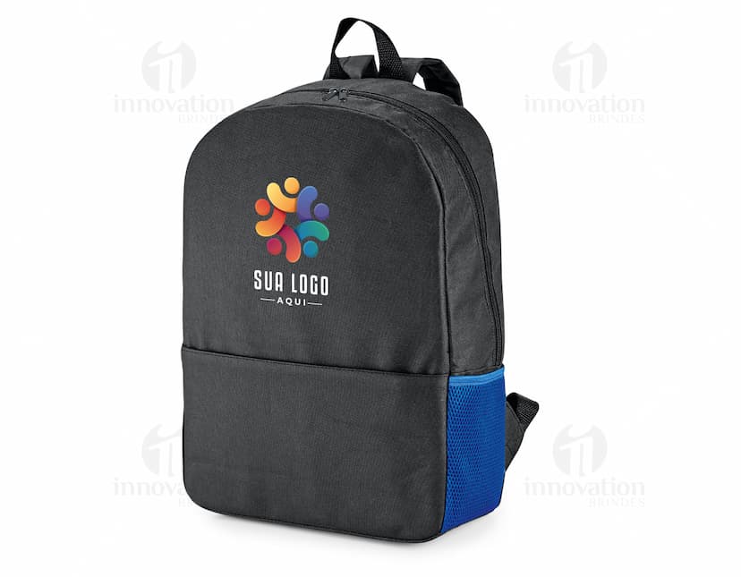 Mochila Notebook com divisória, na cor preta, possui alças ajustáveis e fecho com zíper.