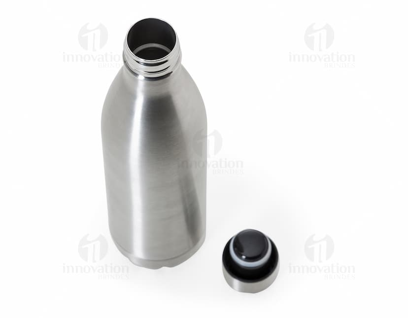 Garrafa térmica de aço inoxidável de 750ml, da cor prata, sem rótulo, vazia e com tampa fechada.