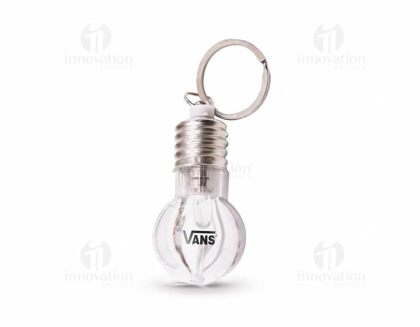 Chaveiro em formato de lâmpada, feito de metal prateado brilhante, com forma arredondada e elegante. O objeto é usado como um acessório de decoração e possui um design criativo e moderno, simbolizando ideias e criatividade. Ideal para quem busca estilo e elegância em um único item, podendo ser utilizado como chaveiro ou pendurado como um enfeite.
