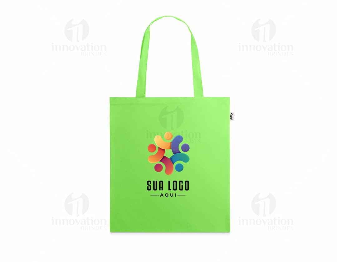 Imagem de um saco em rPET 190T vazio, colorido e moderno, com design 3D. O saco está sobre uma superfície amarela, com sombras. Na imagem também há uma etiqueta de preço, um papel impresso e um saco de compras.