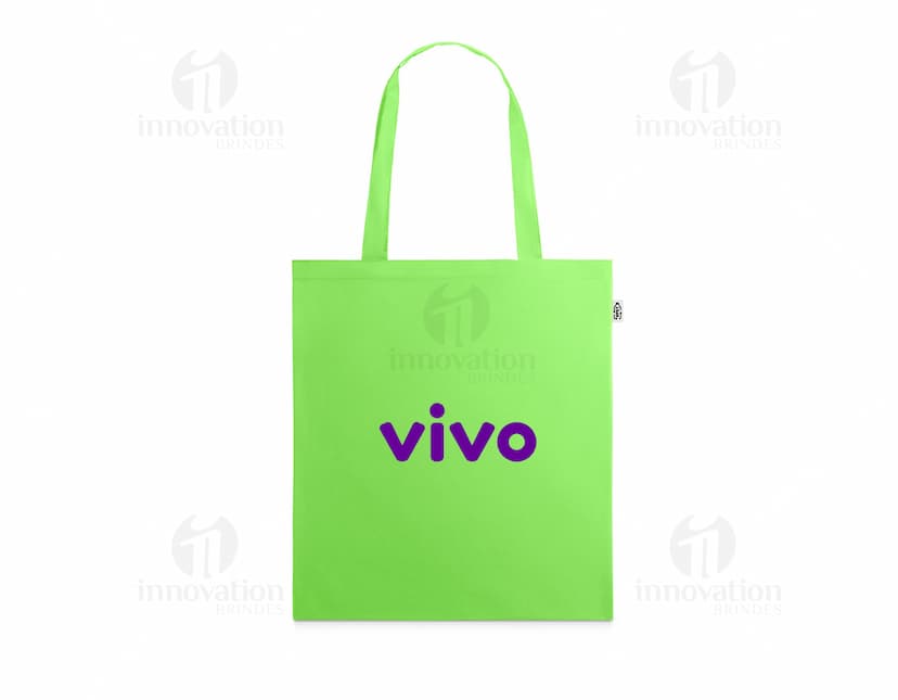 Saco em rPET 190T marrom com alça de corda e fecho de metal. O saco está vazio e possui uma etiqueta em branco. O design é moderno e sustentável, sendo uma opção prática para compras e presentes.