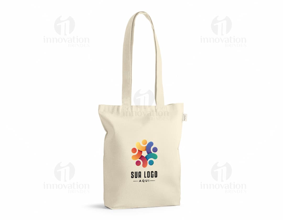 Sacola em algodão reciclado marrom, com alça e design moderno. Ideal para compras, presentes e acessórios de moda. Embalagem vazia e elegante, com zíper e etiqueta de preço. Elegância e estilo em um único produto.