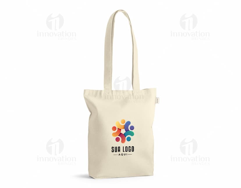 Sacola em algodão reciclado marrom, com alça de couro e fecho de metal. Ideal para compras ou como acessório de moda elegante e casual. Objeto moderno e seguro, com design elegante e luxuoso.