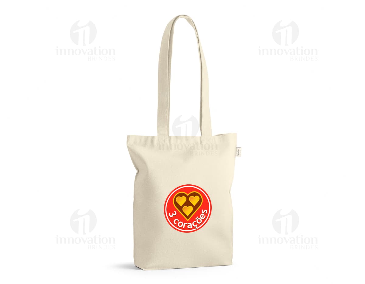 Sacola em algodão reciclado, ideal para compras sustentáveis de moda e acessórios. Cilindro de metal para garantir segurança. Alça resistente para transportar suas compras com segurança. Cor marrom elegante com detalhes em amarelo e zíper para manter seus pertences protegidos. Embalagem vazia para possíveis presentes ou armazenamento pessoal.