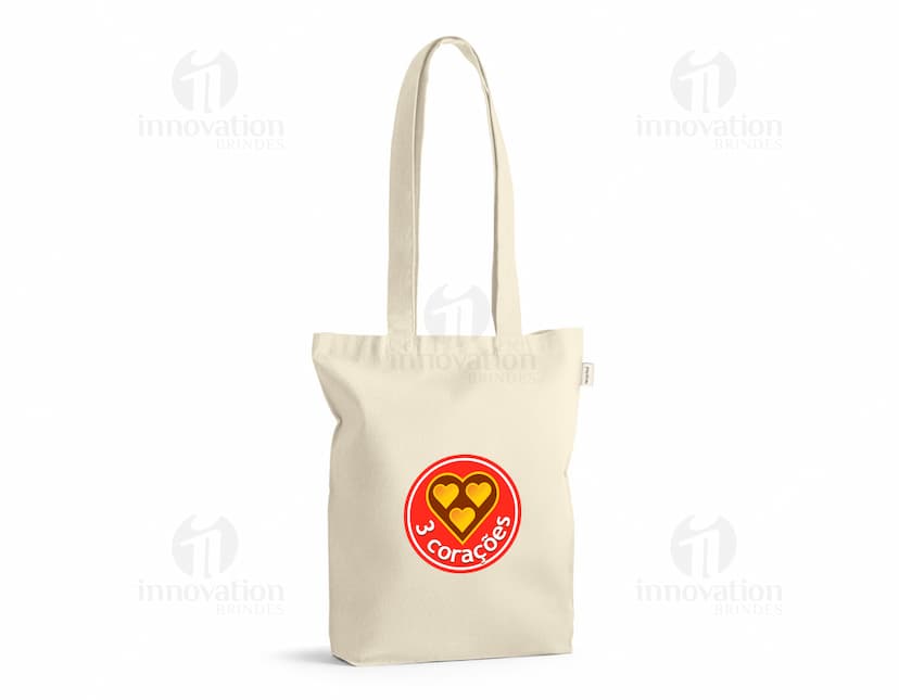 Sacola em algodão reciclado, ideal para compras sustentáveis de moda e acessórios. Cilindro de metal para garantir segurança. Alça resistente para transportar suas compras com segurança. Cor marrom elegante com detalhes em amarelo e zíper para manter seus pertences protegidos. Embalagem vazia para possíveis presentes ou armazenamento pessoal.
