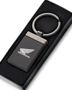 Chaveiro de liga preto para uso diário, com design moderno e funcional. Feito de couro e metal, perfeito para armazenar chaves e acessórios tecnológicos.