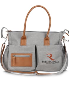 Mochila multifuncional marrom de couro com alça, zíper, fivela, fecho e detalhes em metal. Elegante, moderna e casual, ideal para mulheres em busca de praticidade e estilo.
