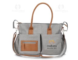 Mochila multifuncional em couro marrom e preto, com fecho de metal e alça ajustável. Design elegante e seguro, ideal para