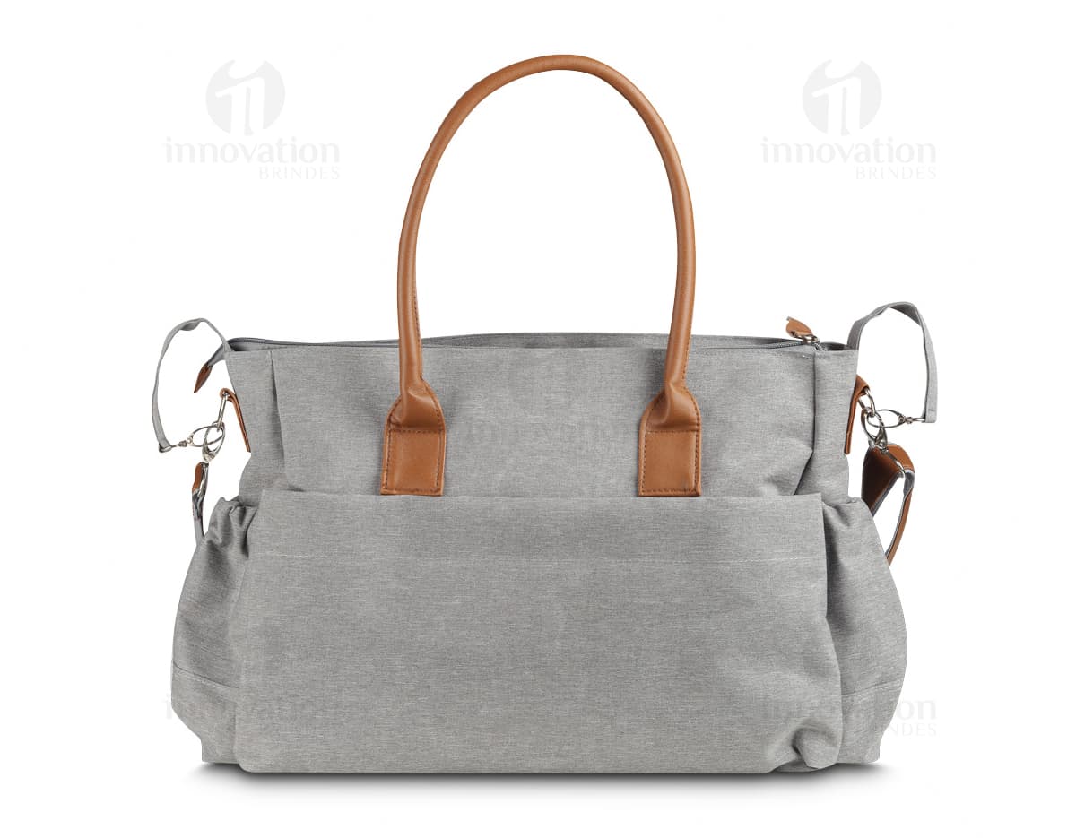 Mochila Multifuncional de couro marrom com alças e fecho de zíper. Embalagem vazia e elegante em uma loja de acessórios de moda.