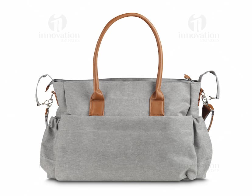 Mochila Multifuncional de couro marrom com alças e fecho de zíper. Embalagem vazia e elegante em uma loja de acessórios de moda.