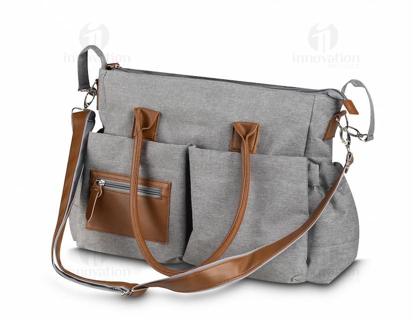 Mochila multifuncional de couro marrom com detalhes em preto, moderna e elegante. Possui zíper, alças ajustáveis e diversos compartimentos para armazenar objetos. Ideal para viagens, passeios ou uso diário.