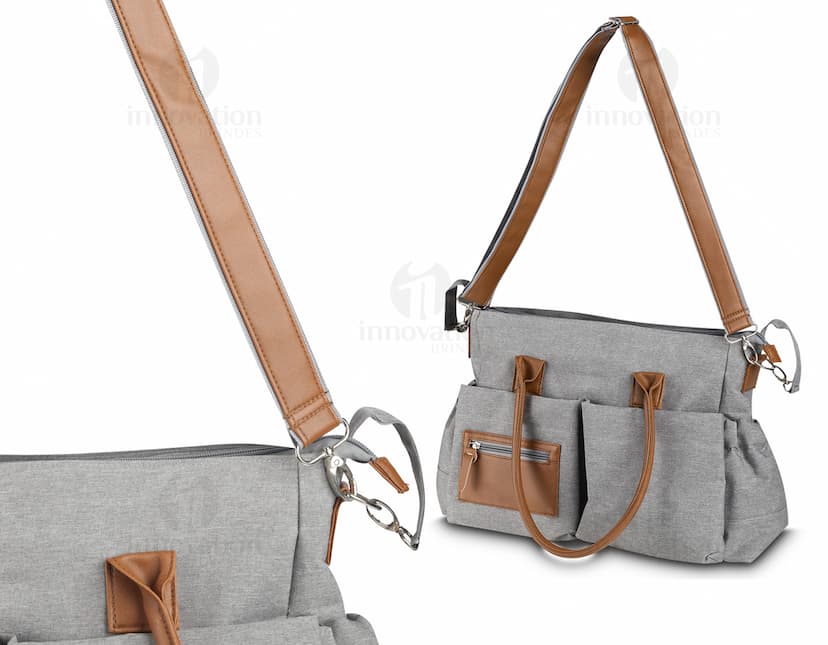 Mochila multifuncional em couro marrom e preto, com fecho de zíper e fivela para maior segurança. Possui alça moderna e elegante, combinando estilo e praticidade para uso pessoal ou profissional.