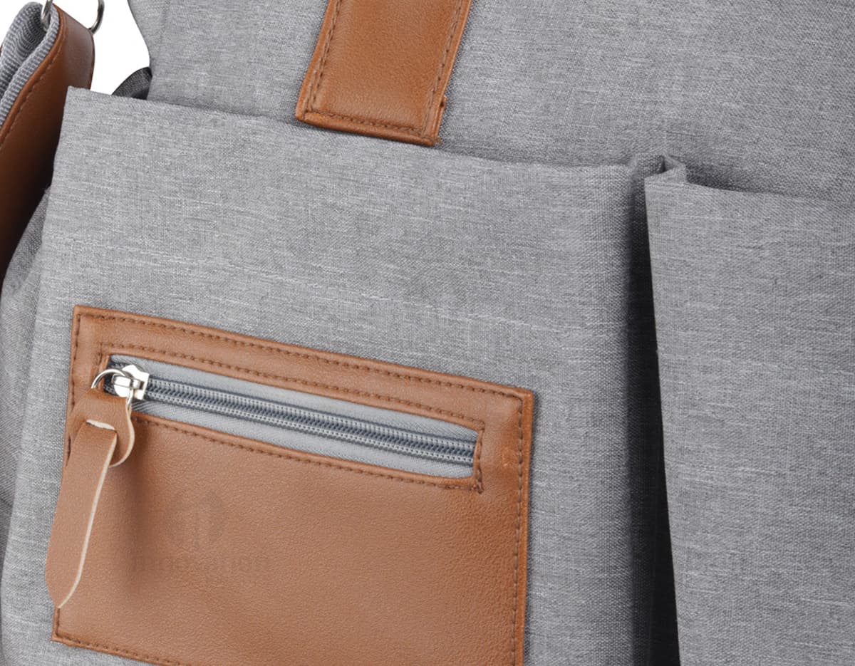 Mochila multifuncional em couro marrom com detalhes em costura, fecho em zíper e alça de mão. Perfeita para viagens, trabalho e lazer.