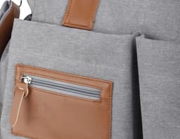 Mochila multifuncional em couro marrom com detalhes em costura, fecho em zíper e alça de mão. Perfeita para viagens, trabalho