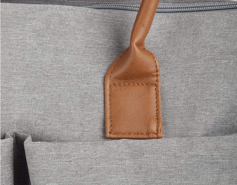 Mochila multifuncional em estilo vintage e textura de madeira marrom, vazia e pronta para uso. A imagem também inclui utensílios de cozinha e uma garrafa de plástico, em um ambiente de cozinha antiga e desgastada.