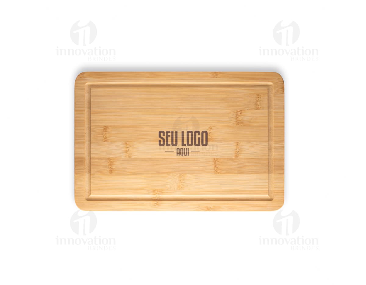 Tábua de corte em bambu com textura vintage, feita de material isolante. A superfície é de coloração amarelada e apresenta um aspecto envelhecido e áspero. Pode ser usada como decoração ou para cortar alimentos.